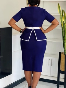 Abito elegante a tubino blu reale con maniche corte, peplo e cintura bianca fine