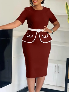 Elegante abito da ufficio bordeaux a maniche corte con cintura bianca e vestibilità