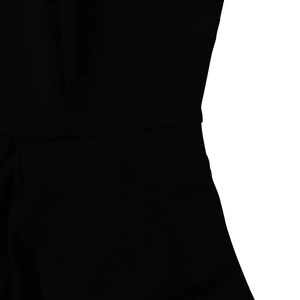 Gros plan détaillé de la couture à la taille et du tissu plissé d'une robe noire
