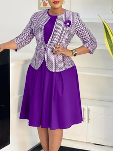 Ensemble robe plissée violette et veste à carreaux pied-de-poule avec broche fleurie
