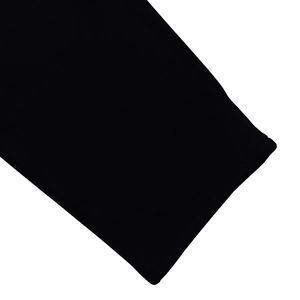 Gros plan détaillé sur la texture du tissu noir et les coutures du revers de manche