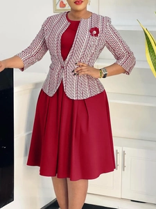 Ensemble 2 pièces pour femmes avec robe rouge et veste en tweed écru à broche fleurie