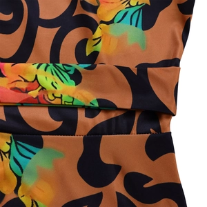 Vue détaillée macro du tissu élastique avec imprimé floral africain et couture fine