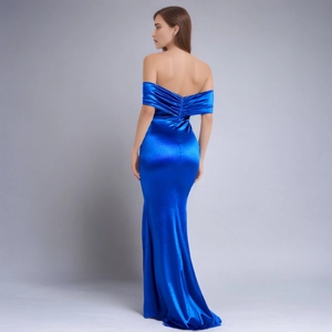 Gros plan d'une robe de soirée en satin bleu roi avec design dos nu et coupe sirène élégante