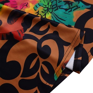 Détail d'une robe fleurie montrant des coutures doubles précises et un tissu en maille
