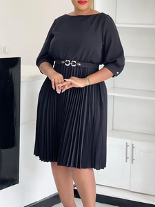 Elegante abito a pieghe nero con scollo rotondo e cintura sottile per uno stile chic