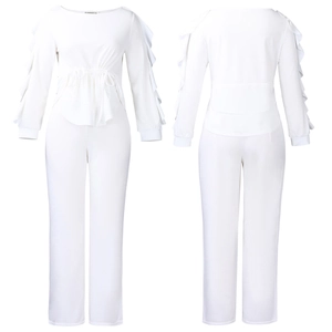 Vorder- und Rückansicht des weißen Langarm-Jumpsuits mit Rüschen und Kordelzug an der Taille