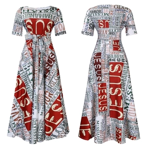 Détails avant et arrière de la robe longue à imprimé religieux et ceinture nouée