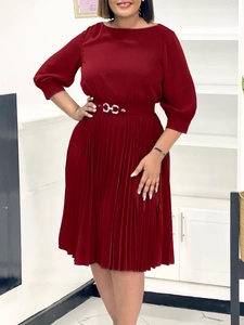 Elegante abito a pieghe rosso scuro con scollo rotondo, maniche a tre quarti e cintura