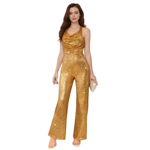 Combinaison à paillettes dorées avec dos nu et jambes larges pour tenue de soirée chic