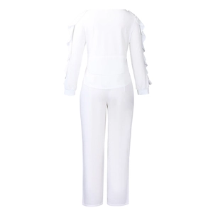 Detail eines weißen Langarm-Sets mit eleganten Rüschenärmeln und Rückenansicht-Design