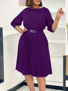 Elegante abito midi a pieghe viola con maniche a tre quarti e cintura con fibbia in vita