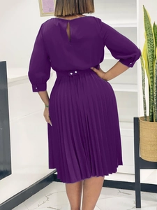 Elegante abito midi a pieghe viola con maniche a tre quarti e cintura di perle sul retro