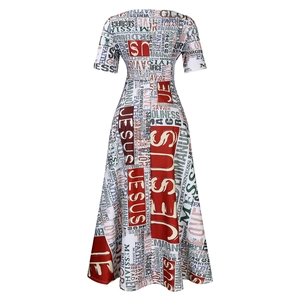 Détail d'une robe trapèze avec imprimé journal religieux et typographie Jésus et la foi