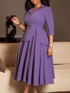 Robe violette élégante à col en V, manches trois-quarts et taille à basque plissée
