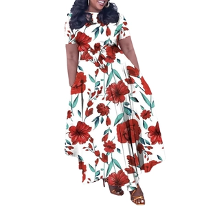 Détail de robe longue grande taille avec imprimé floral rouge vif sur fond de tissu blanc