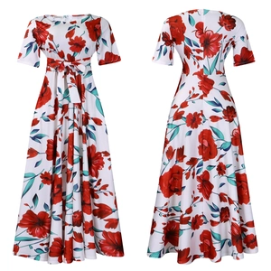Détail d'une robe longue à imprimé fleuri rouge avec manches courtes et ceinture nouée