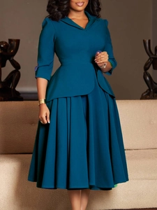 Robe ajustée bleu marine élégante avec col à revers et jupe plissée pour les événements