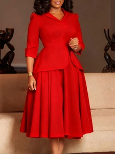 Robe rouge élégante à basque avec col à revers, manches trois-quarts et jupe longue plissée