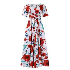 Détail d'une robe blanche à manches courtes avec imprimé floral rouge et nœud à la taille