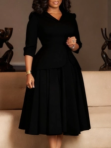 Robe mi-longue élégante noire à col en V avec manches trois-quarts et jupe plissée femme