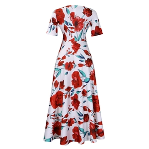 Détail du dos d'une robe maxi à manches courtes avec imprimé floral rouge et coupe en A