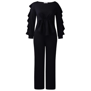 Details des eleganten schwarzen Langarm-Sets mit Rüschenbesatz und Kordelzug-Schößchen