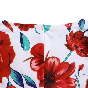 Détail de la fermeture éclair invisible et de l'imprimé floral sur robe d'été blanche