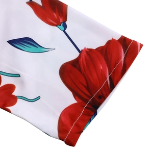 Détail de l'imprimé floral rouge sur tissu blanc avec couture nette et texture fine
