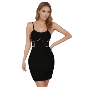Mini robe moulante noire élégante avec détails de perles blanches et bretelles