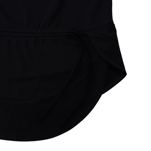 Detailaufnahme der hochdichten Strickstruktur mit gerafftem Saum und Kordelzug-Design