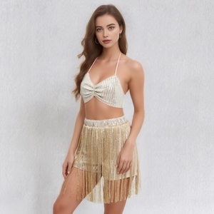 Ensemble deux pièces à paillettes champagne avec haut licou et mini-jupe à franges