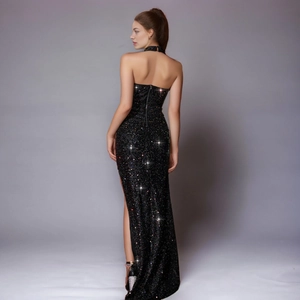 Vue détaillée du dos de la robe à paillettes noire dos nu avec col licou et fermeture