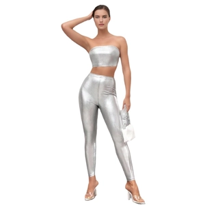 Zweiteiler aus silbernem trägerlosen Crop Top und Leggings mit hoher Taille