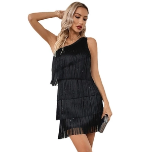 Robe de soirée noire à une épaule avec franges pailletées superposées et coupe ajustée