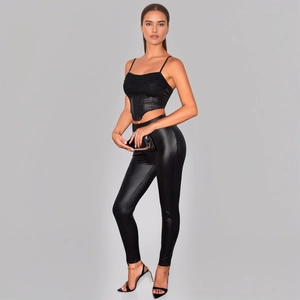Ensemble deux pièces femme avec haut court noir et pantalon slim en similicuir