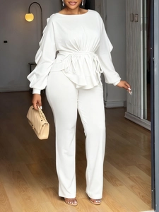 Elegantes weißes zweiteiliges Set mit rüschenbesetztem Oberteil und passender langer Hose