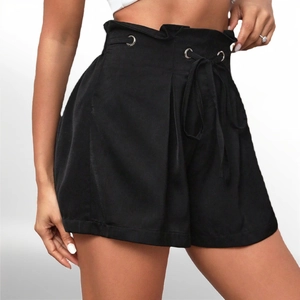 Short noir taille haute pour femme avec cordon de serrage et œillets métalliques