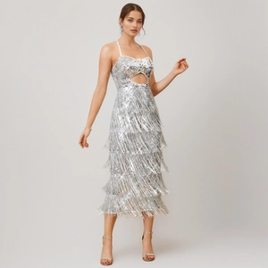 Robe mi-longue à paillettes argentées avec franges et découpe élégante à la taille