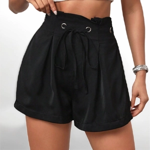 Short femme noir à taille haute avec ceinture à nouer et œillets métalliques