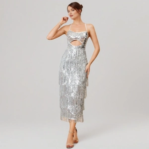 Robe midi pailletée argentée à fines bretelles, découpe taille et détails de franges