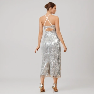 Robe de soirée midi à paillettes argentées avec ourlet à franges et dos nu élégant