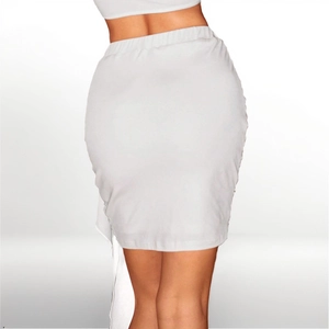 Mini-jupe blanche en mousseline moulante avec ourlet à volants irréguliers et taille élastique