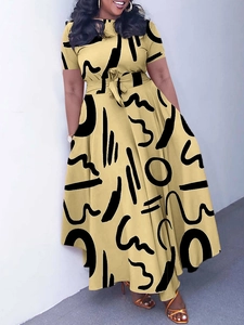 Robe longue grande taille à manches courtes avec imprimé abstrait jaune et ceinture