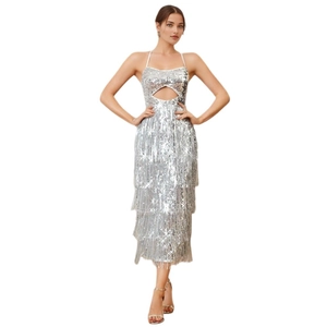 Robe midi élégante à paillettes argentées avec licou et détails de franges