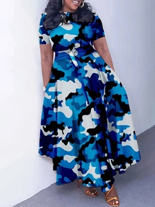 Robe grande taille imprimé camouflage bleu à manches courtes avec ceinture à nouer