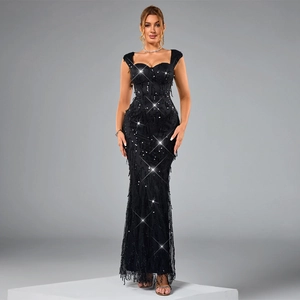 Détail de paillettes noires sur une robe de soirée sirène longue avec un col en V