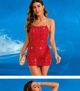 Détails de la mini robe rouge à paillettes avec fines bretelles et effet scintillant