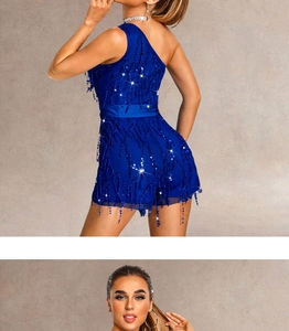 Detail van de blauwe pailletten jumpsuit met franjes en een satijnen tailleriem