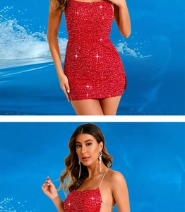 Détails de la robe de soirée à paillettes rouges avec fines bretelles et tissu brillant